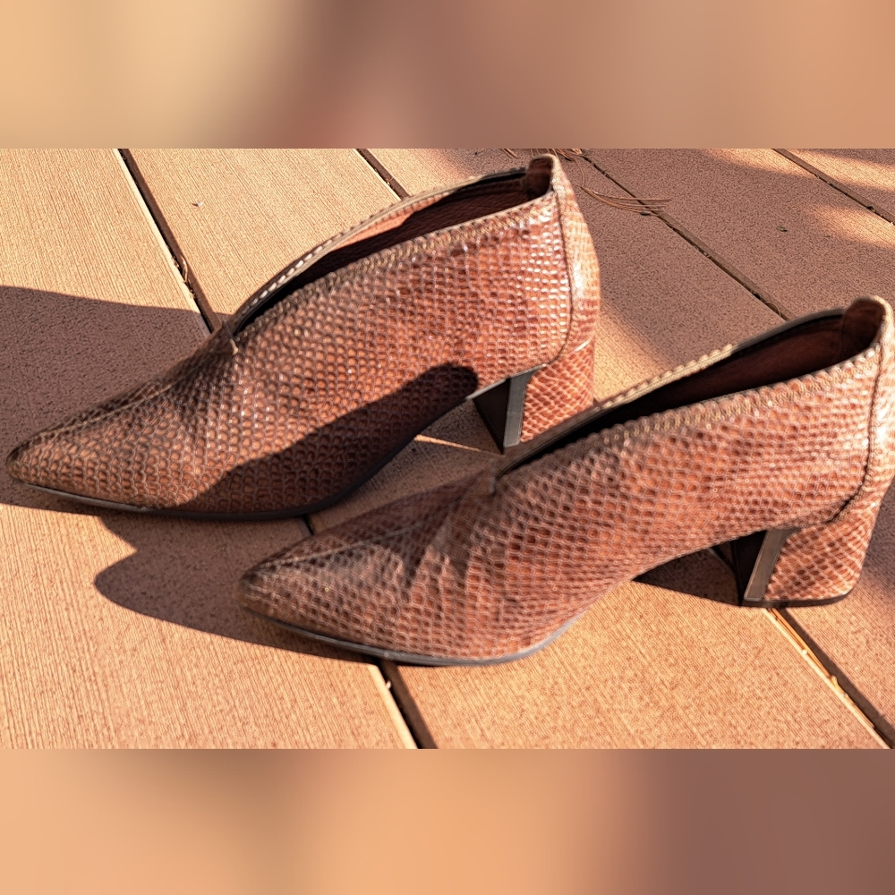 Hispanitad embossed brown shoes
